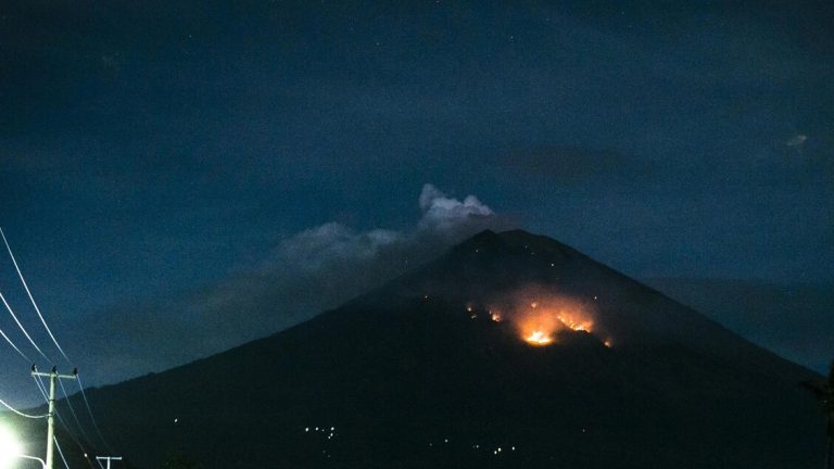 Erutta a volcano in Bali, the departing flights deleted