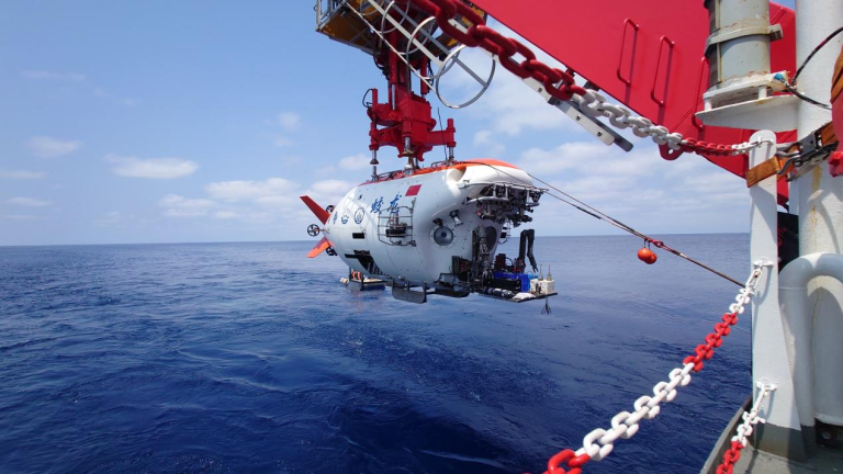 La submersible de Jiaolong améliorée en Chine bat des enregistrements de mission en mer profonde