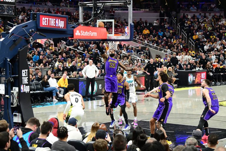 LeBron James, 40 ans, bat le buzzer pour mettre fin à la séquence de défaites des Lakers