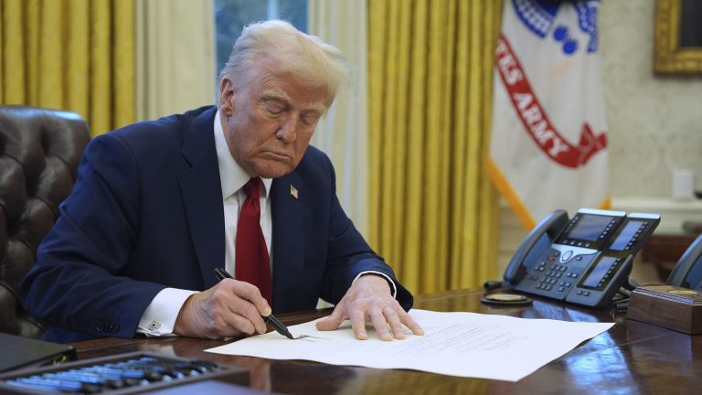 Les tarifs américains entrent en vigueur, alors que les pays se préparent à riposter