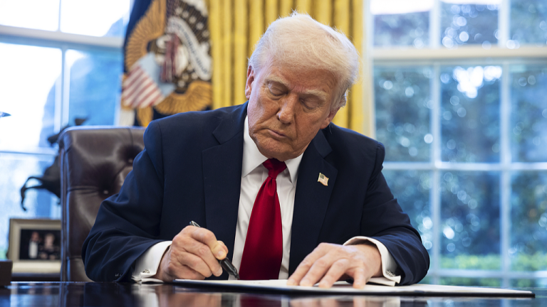 L&rsquo;ordre de Trump sur l&rsquo;imposition de tarifs de 25% sur les voitures importées étincelle la fureur