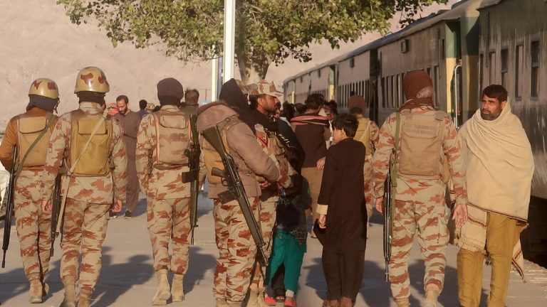 Pakistan, separatists seize train with 500 passengers