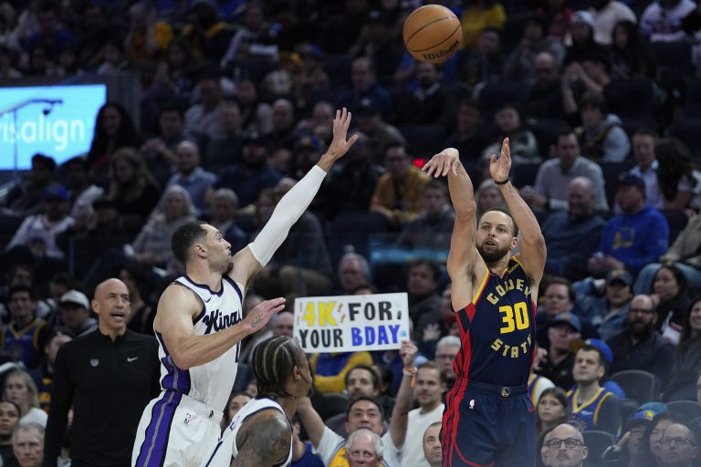 Stephen Curry fait le 4 000e Triple en carrière dans la victoire des Warriors contre les rois