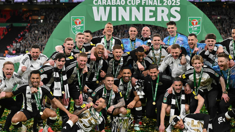 TROPHE DE NEWCASTLE TROPH TROPH SETH AVEC LA LIGAGE CUP FINAL VINE SUR LIVERPOOL