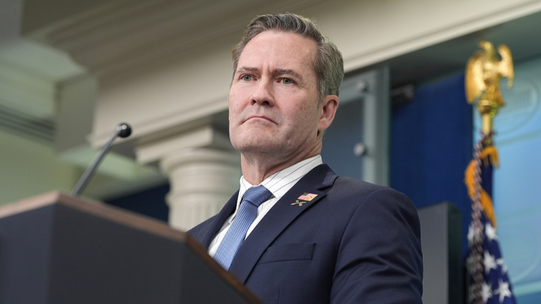 Waltz assume la responsabilité de la fuite de chat du yémen, Trump minimise l&rsquo;impact