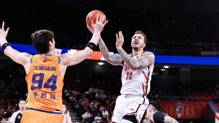 Zhejiang Golden Bulls met fin à la séquence de victoires à domicile de Shanghai Sharks de Shanghai Sharks