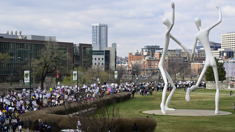 Des milliers de manifestants se rassemblent contre Trump à travers nous