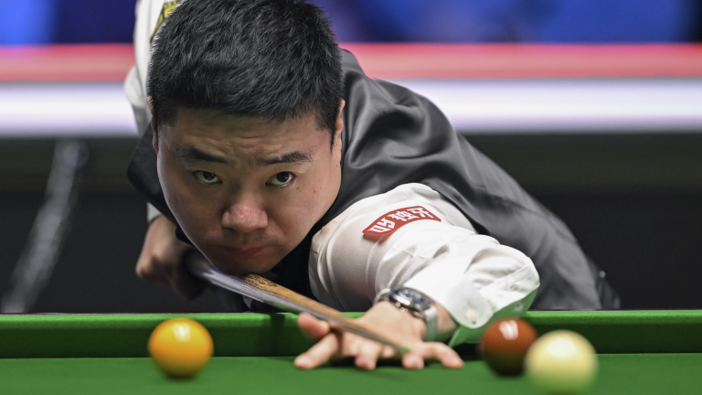 Ding célèbre 20 ans de succès avec une victoire en quart de finale contre Wilson