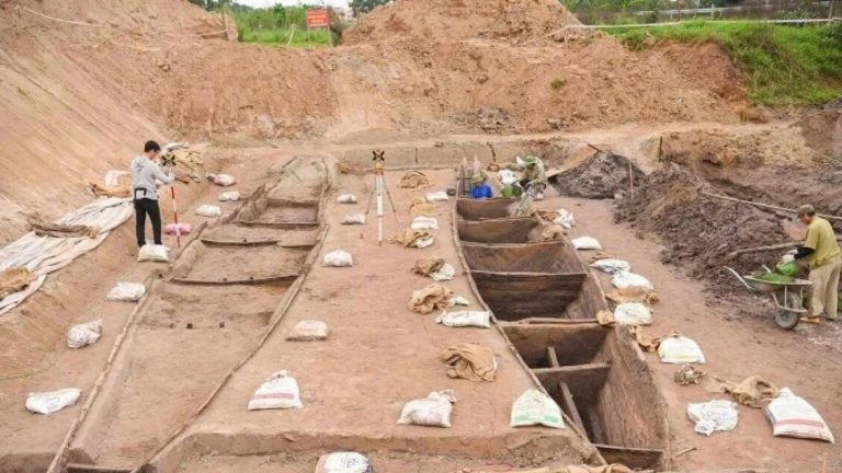 Discovered in Vietnam two ancient boats