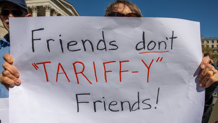 «  Hands off  »: les Européens se rassemblent contre les politiques de Trump