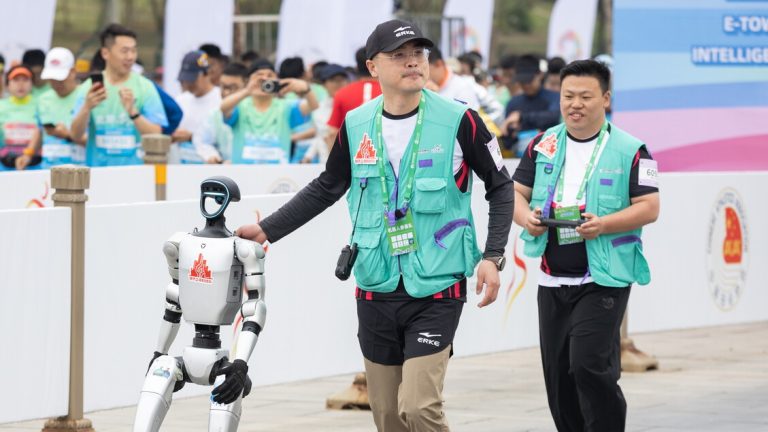 In Beijing the first half marathon in the world with humanoid robots