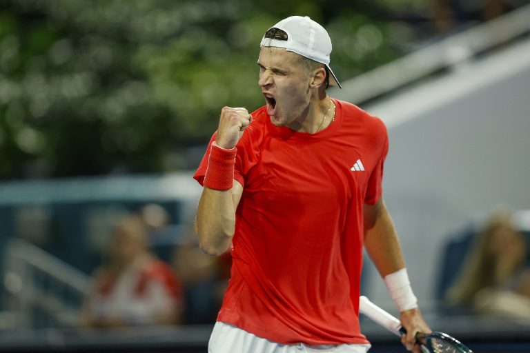 L&rsquo;adolescent tchèque Jakub Mensik nie Novak Djokovic à Miami Open Final