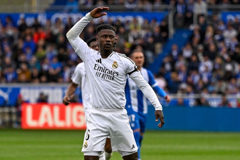 Le Real Madrid de dix ans surmonte les Alaves peu 1-0 après que MBAPPE voit le rouge