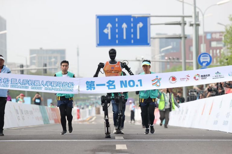 Le premier demi-marathon humanoïde du monde tenu à Pékin
