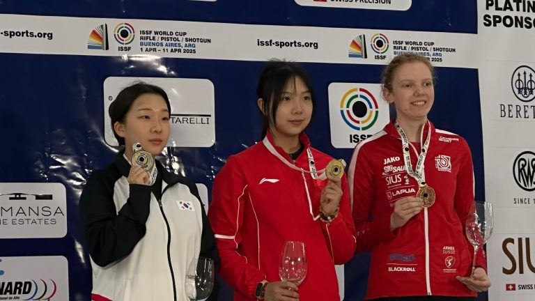 L&rsquo;enquête adolescente Wang Zifei affirme que la Maiden ISSF Cup Cup Médaille d&rsquo;or