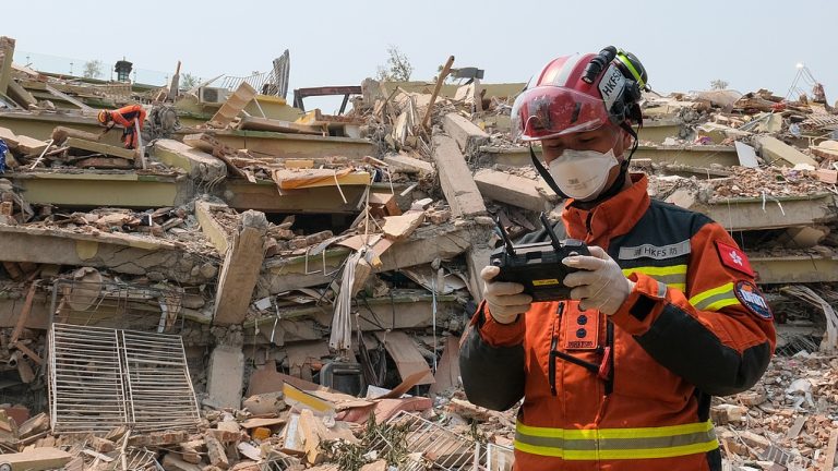 Les équipes de secours chinois déploient des équipements avancés dans la recherche de séisme du Myanmar