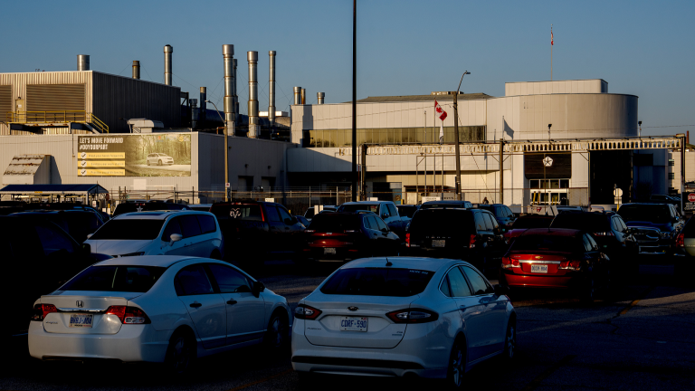 Les pays condamnent les randonnées tarifaires de Trump, prennent des contre-mesures