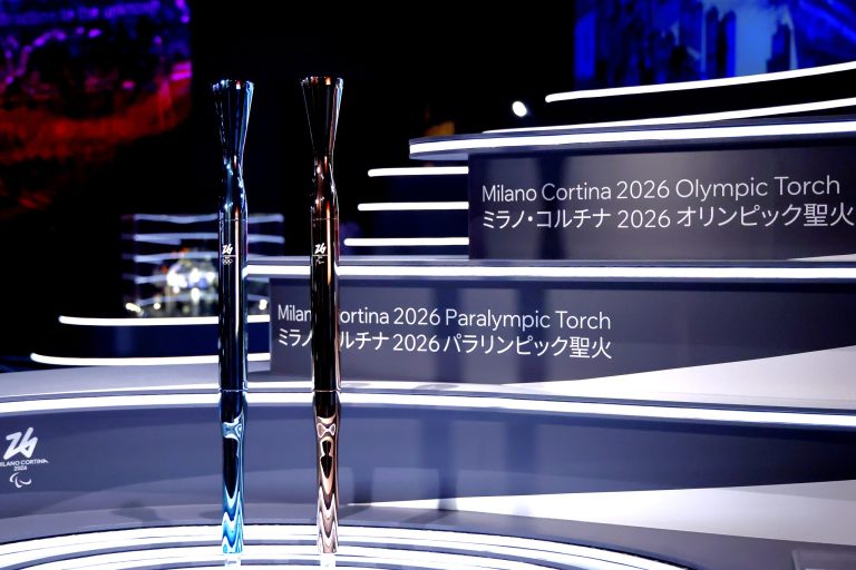 Milano Cortina 2026 dévoile la torche olympique d&rsquo;hiver «essentielle»