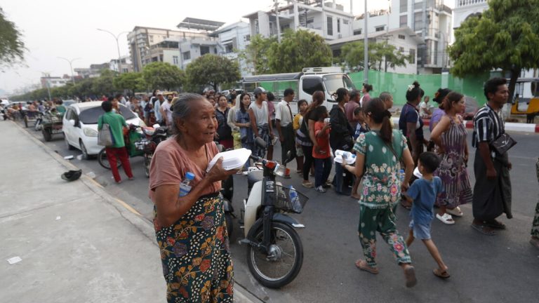 The Burmese junta shoots on the aid and announces the truce