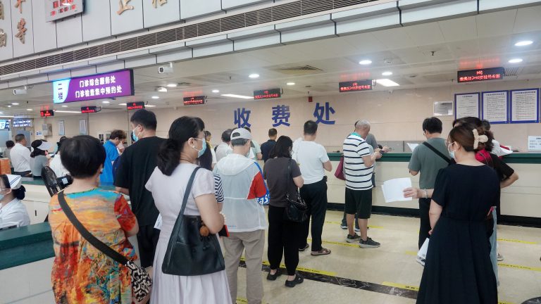 La Chine améliore les services médicaux avec des réformes de paiement inter-régionales