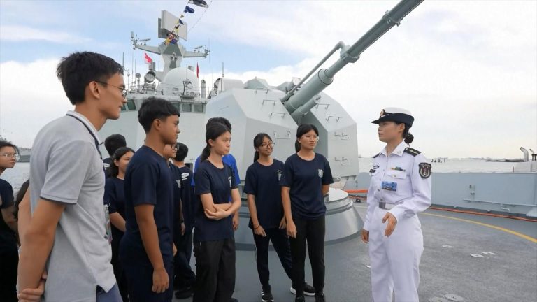 La frégate chinoise s&rsquo;ouvre au public à l&rsquo;exposition de Singapour