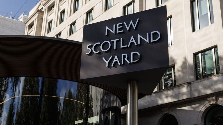 La police britannique contre-terroriste arrête 8 hommes en série de raids