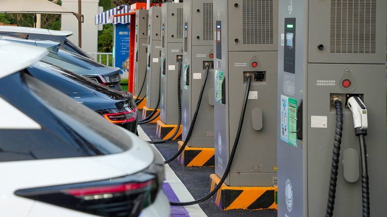Le groupe automobile en Chine met en garde contre le marché nuisible du NEV «involution»