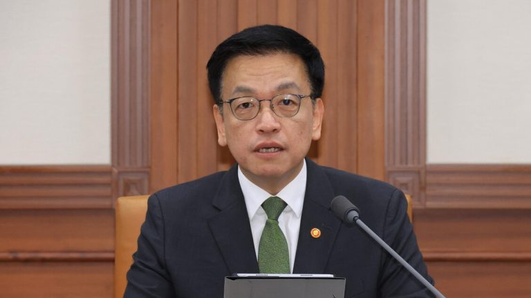 The South Korean Finance Minister Choi resigns