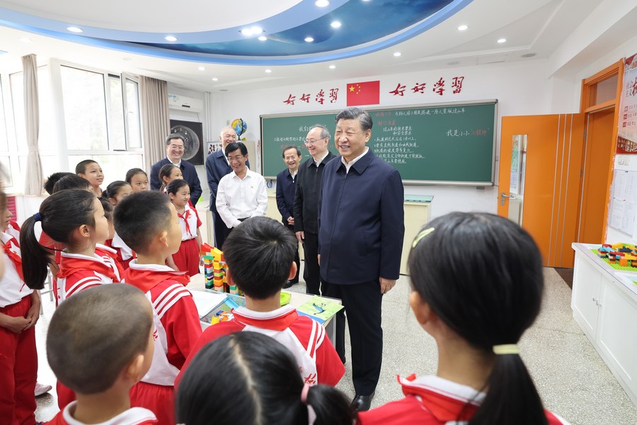 Le président Xi parle avec les élèves d'une salle de classe de l'école de Pékin Yuying, Pékin, 31 mai 2023. / Xinhua
