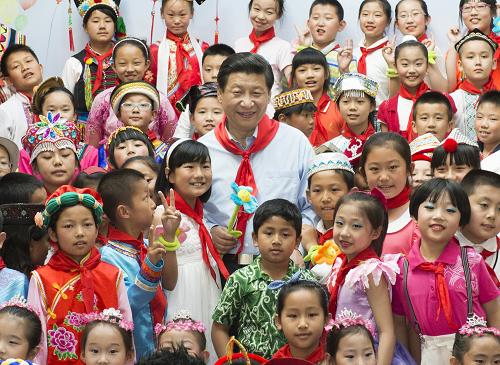 Le président Xi pose pour une photo de groupe avec des enfants lors d'un événement à Pékin, en Chine, le 29 mai 2013. Avant la Journée internationale des enfants, Xi a assisté à l'événement avec plus de 1 600 enfants de 56 groupes ethniques, des zones rurales et des zones touchées en cas de catastrophe, exhortant les efforts dans le bien-être des enfants. Les personnes souffrant de maladies cardiaques congénitales et les enfants de travailleurs migrants ont également été invités. / Xinhua
