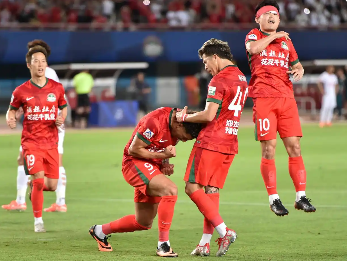 Les joueurs du Henan célèbrent après avoir marqué un but contre Chengdu Rongcheng lors d'un match de Super League chinois (CSL) à Zhengzhou, la province du Henan de la Chine centrale, le 14 juin 2025. / Xinhua