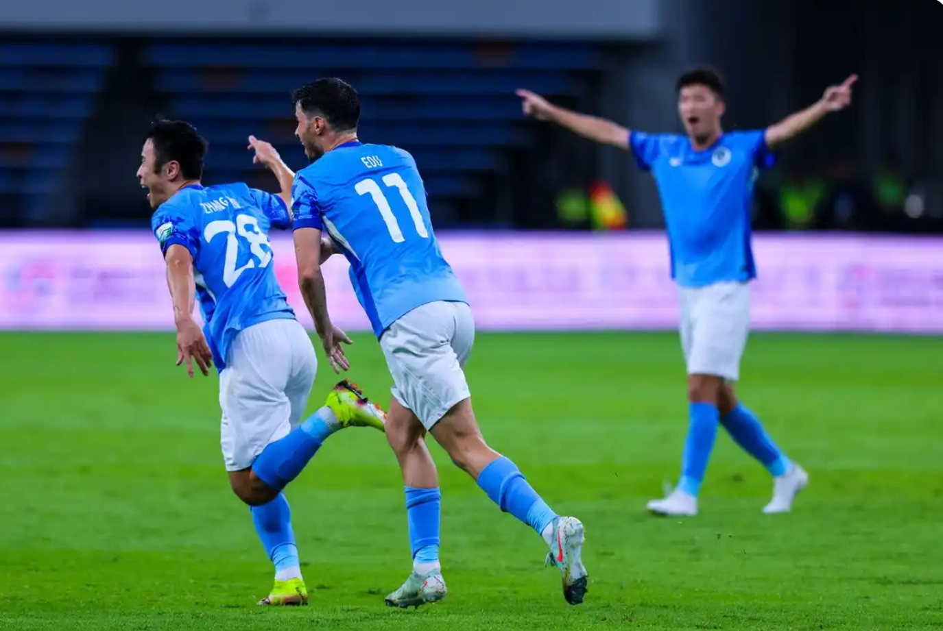 Les joueurs de Shenzhen célèbrent après avoir marqué un but contre Shanghai Shenhua lors d'un match de Super League chinois (CSL) à Shenzhen, province du Guangdong du sud de la Chine, le 14 juin 2025. / Xinhua