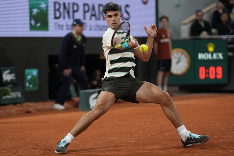 Alcaraz trébuche mais évince dzumhur pour atteindre la ronde de 16 à l&rsquo;Open de France