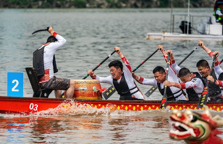 Boom de voyage du festival de bateau-dragon met en évidence la force économique de la Chine