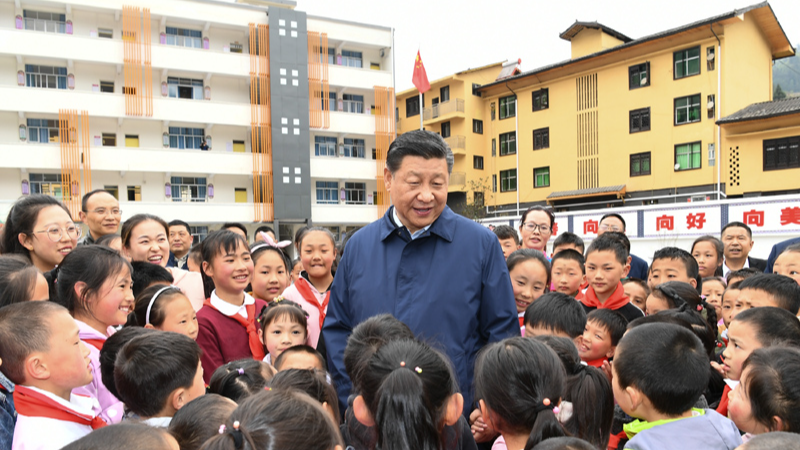 Le président Xi parle avec des élèves d'une école primaire dans le canton de Zhongyi de Shizhu Tujia County Autonomous, Southwest China's Chongqing, 15 avril 2019. / Xinhua
