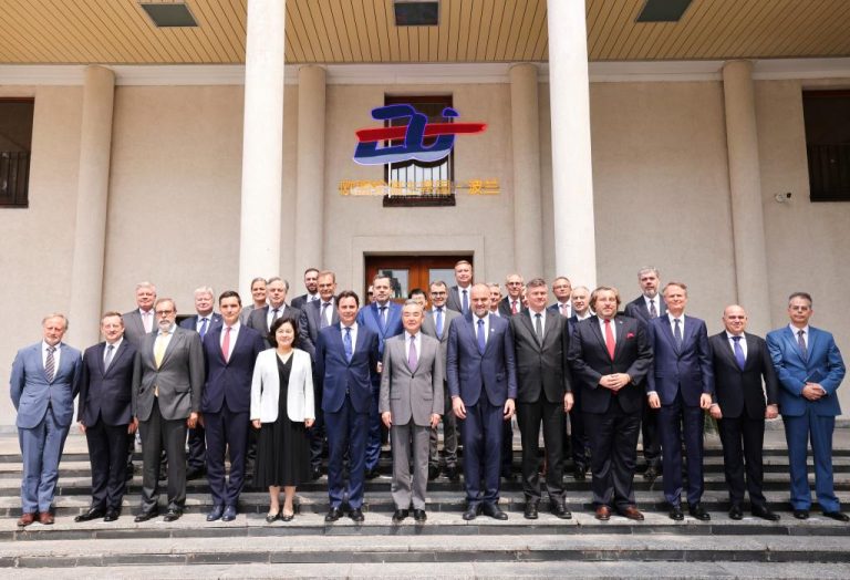 La FM chinoise rencontre des envoyés de l&rsquo;UE, États membres