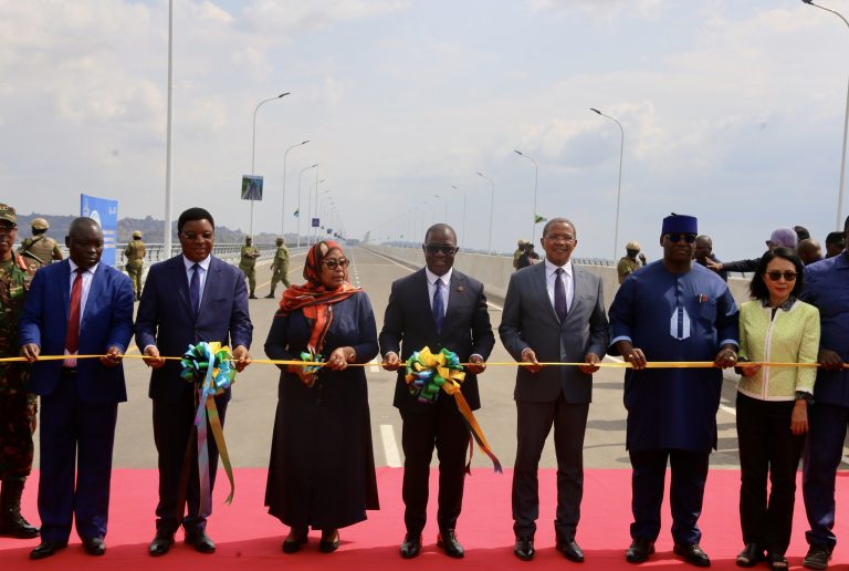 La Tanzanie ouvre le pont de Magufuli construit en chinois, stimulant la connectivité