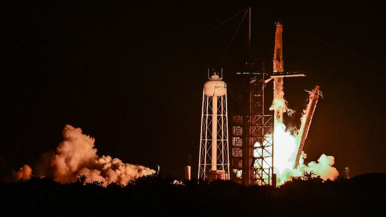 La toute nouvelle capsule de dragon d&rsquo;équipage de SpaceX emmène les astronautes à l&rsquo;ISS