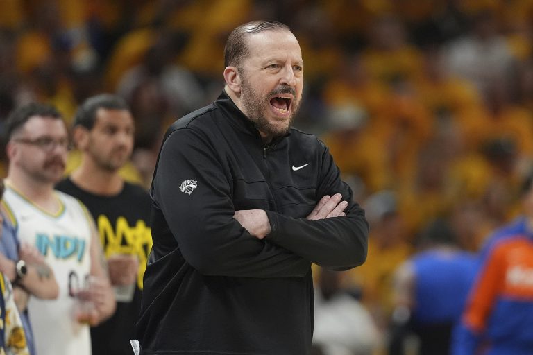 L&rsquo;entraîneur des incendies de New York Knicks Thibodeau après la sortie des éliminatoires de la NBA