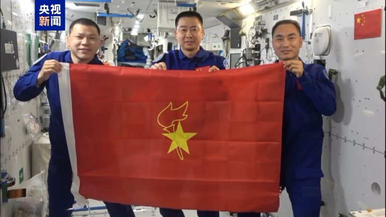 Les astronautes chinois prolongent les salutations de la journée des enfants de la station spatiale