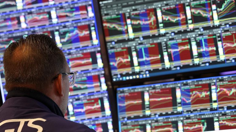 Les contrats à terme sur les stocks américains glissent au fil du pétrole au milieu des turbulences du Moyen-Orient