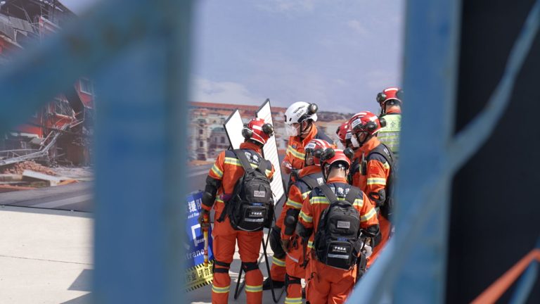 Les équipes de recherche et de sauvetage chinoises passent un reclassement non