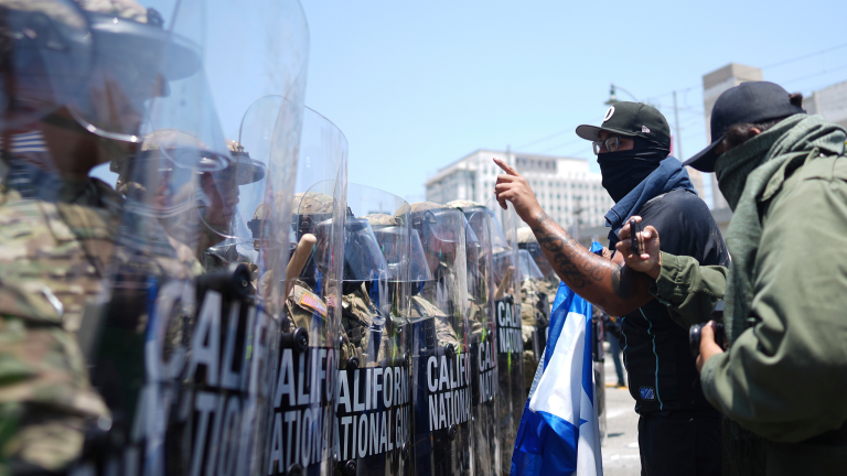 Les manifestants s&rsquo;affrontent avec la Garde nationale à Los Angeles