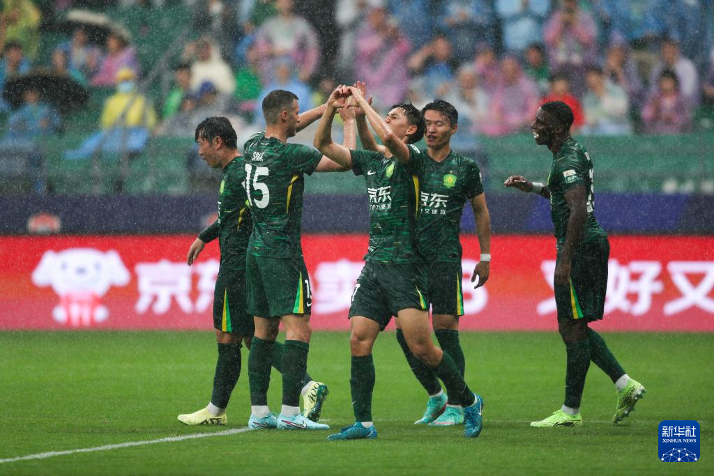 Les joueurs de Pékin Guoan célèbrent après avoir marqué un but contre Changchun Yatai dans un match de Super League chinois (CSL) à Pékin, 14 juin 2025. / Xinhua