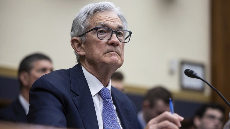 Powell dit que les États-Unis peuvent attendre les baisses de taux en raison des impacts tarifaires
