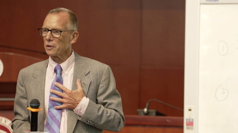 Professeur de l&rsquo;Université de Chicago au retour des manuscrits de chu en soie