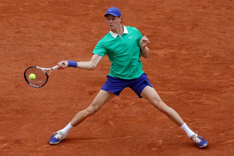 Sinner bat Djokovic pour sécuriser la finale de l&rsquo;Open de France avec Alcaraz