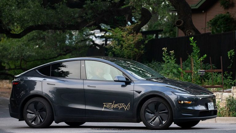 Tesla lance un service de robotaxi à long terme
