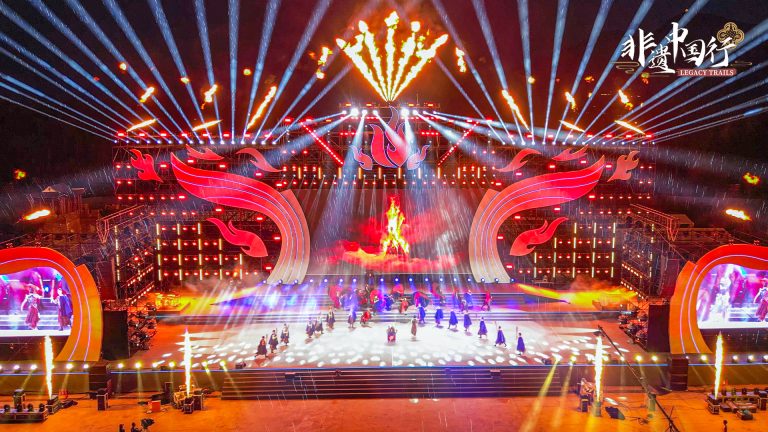 Allumez-le! Le carnaval de la torche est une culture ethnique unique en SW Chine