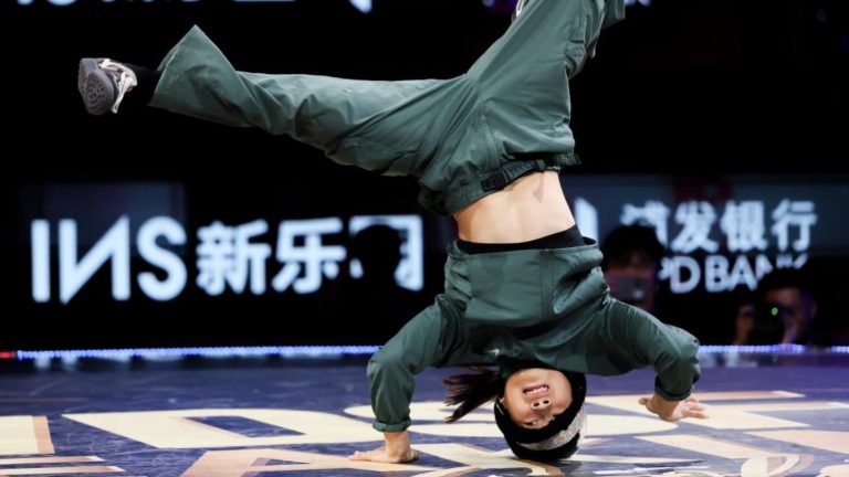 B-girl chinois guo pu balaie les titres de rupture des jeunes et des adultes